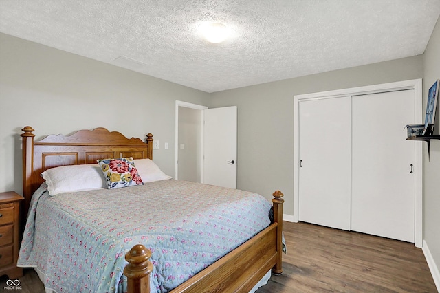 3280 E 300 S, Greenfield, IN 46140 - bedroom featuring wood finished floors, a closet, and a textured ceiling