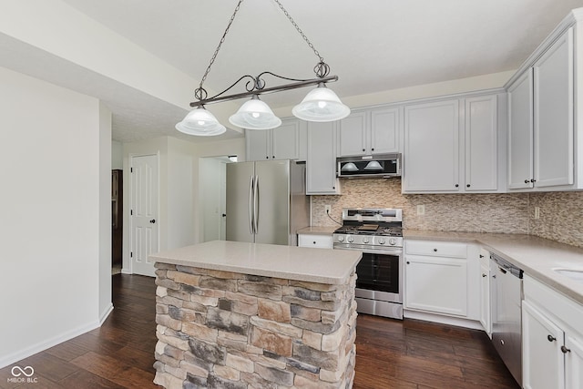 12291 Cobblestone Dr, Fishers, IN 46037 - kitchen with appliances with stainless steel finishes, dark wood-style floors, backsplash, and light countertops