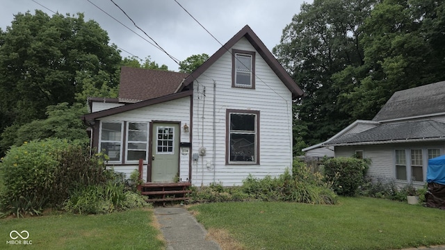 1338 Glenn Ave, Wabash, IN 46992 - bungalow-style house featuring a front yard and roof with shingles