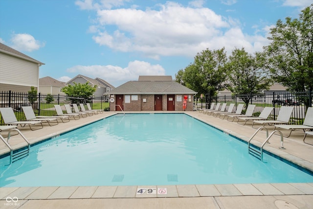 7178 Lockford Walk N, Avon, IN 46123 - community pool with a patio area and a residential view
