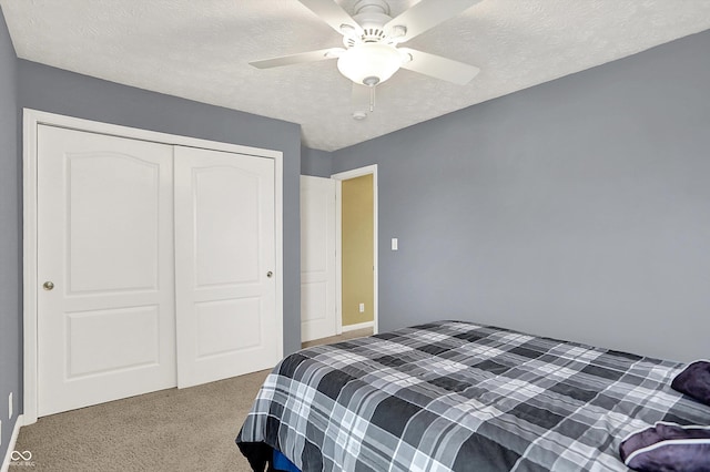 4219 Trilithon Ct, West Lafayette, IN 47906 - bedroom featuring carpet, a closet, a textured ceiling, and a ceiling fan