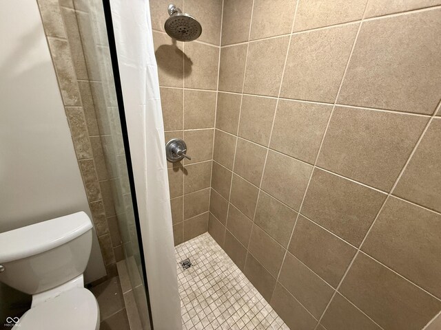 910 Ranch Rd, Connersville, IN 47331 - full bathroom featuring a shower stall