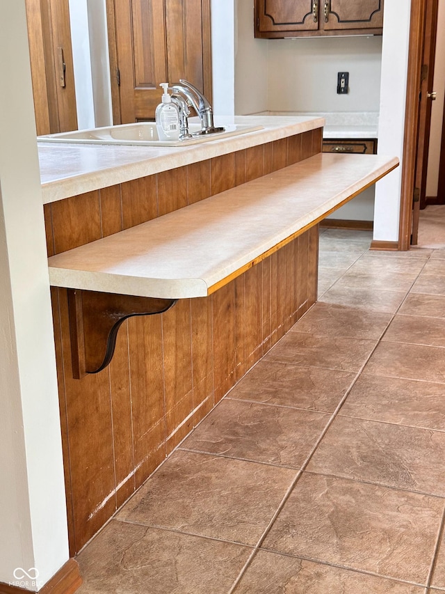 5720 Bayside Dr, Fort Wayne, IN 46815 - kitchen with light countertops and a kitchen breakfast bar