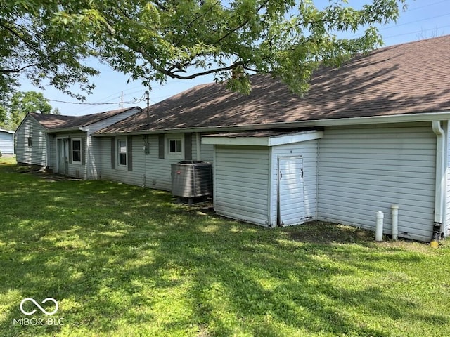 3074 N 625 E, Franklin, IN 46131 - back of property featuring a yard and roof with shingles