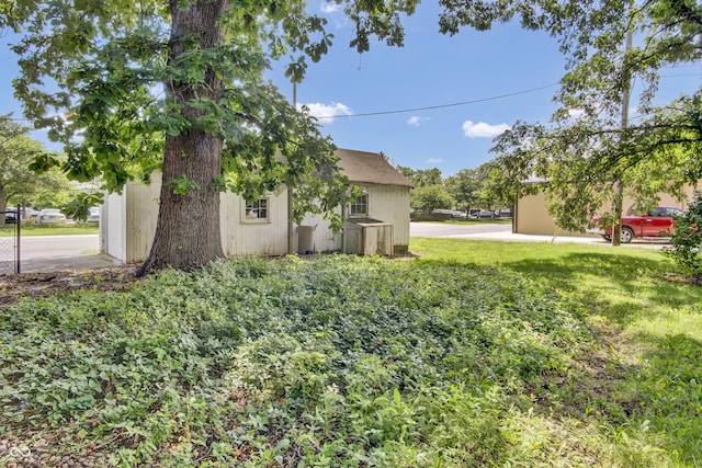 2433 17th St, Columbus, IN 47201 - view of yard