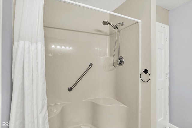 6059 Buck Blvd, Indianapolis, IN 46237 - full bath featuring curtained shower