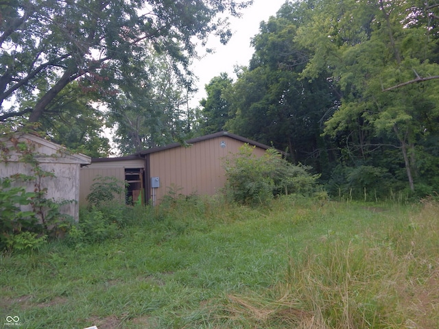 3926 S County Road 550 W, Coatesville, IN 46121 - view of yard with an outbuilding