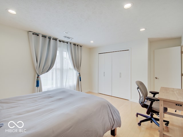 11668 Victoria Ct, Carmel, IN 46033 - bedroom featuring recessed lighting, light wood finished floors, a closet, and an office area