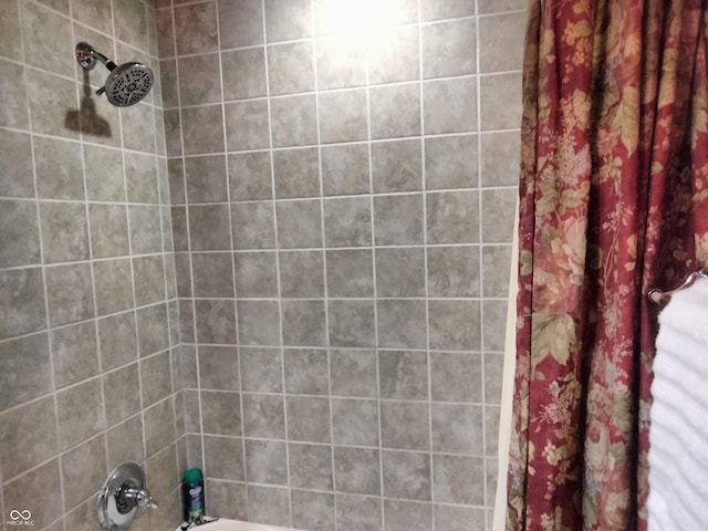 4008 Washington St, Columbus, IN 47203 - full bath with shower / bath combo