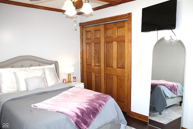 6022 S 550th Rd E, Franklin, IN 46131 - bedroom featuring wood finished floors, a closet, ceiling fan, and ornamental molding