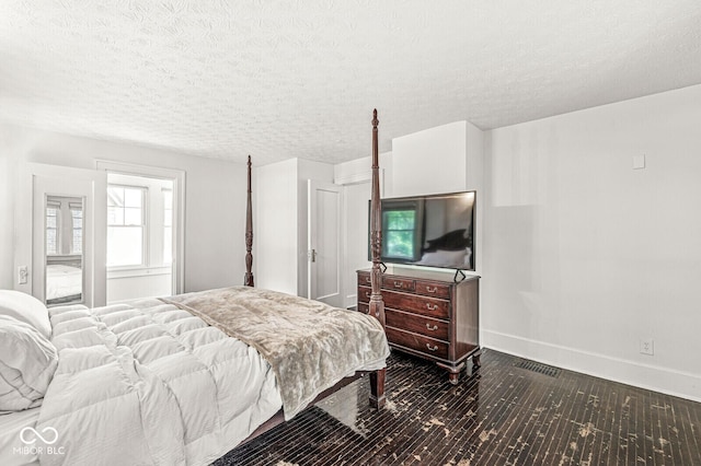 4123 N Illinois St, Indianapolis, IN 46208 - bedroom featuring baseboards and a textured ceiling
