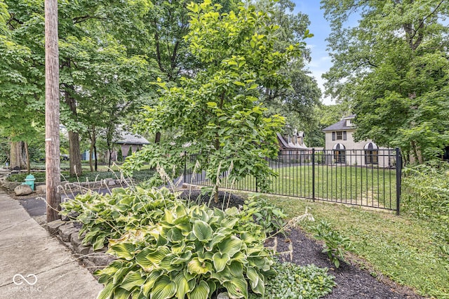 4123 N Illinois St, Indianapolis, IN 46208 - view of yard with a garden