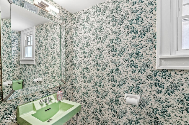 4123 N Illinois St, Indianapolis, IN 46208 - bathroom with wallpapered walls