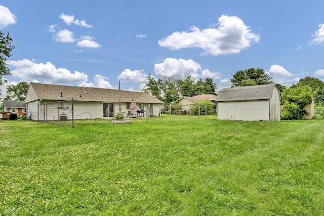 2149 Westline Dr, Columbus, IN 47203 - view of yard with a shed