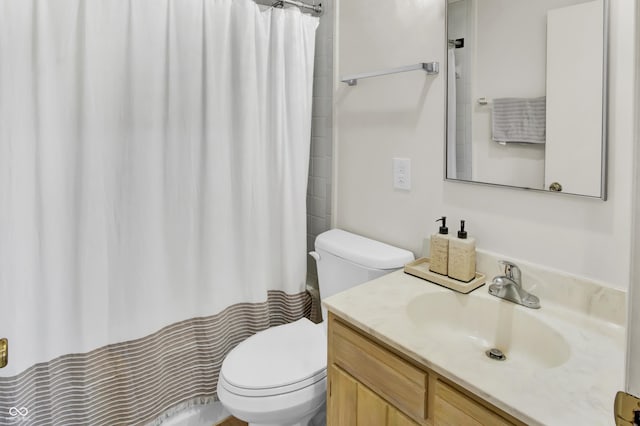 2149 Westline Dr, Columbus, IN 47203 - full bath featuring vanity and curtained shower