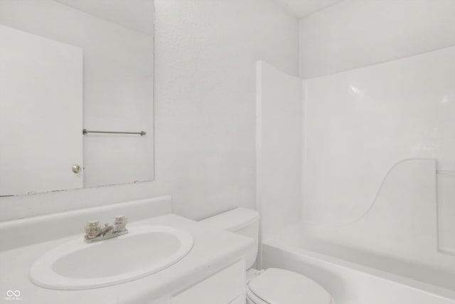 5422 Bluff View Dr, Indianapolis, IN 46217 - bathroom with vanity and shower / bath combination