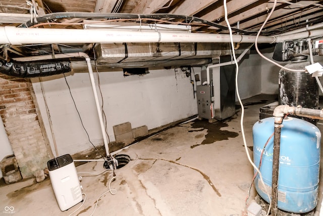 4729 Hittle Dr, Indianapolis, IN 46239 - unfinished below grade area with a water pressure tank and heating unit