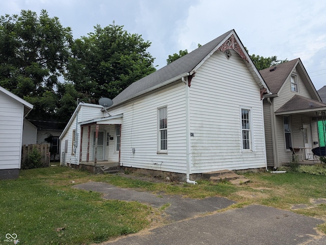 347 E Mechanic St E, Shelbyville, IN 46176 - shotgun-style home with a front lawn