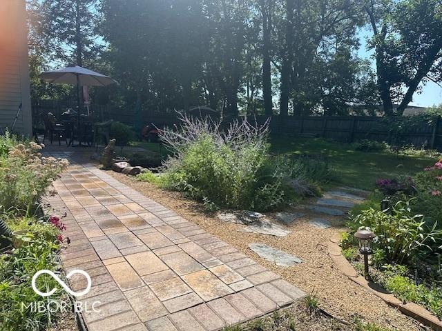 11 Mccutcheon Dr, Lafayette, IN 47909 - view of yard with a patio