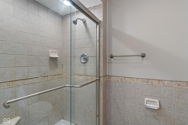 10184 Lakeshore Dr E, Carmel, IN 46033 - bathroom featuring a tile shower