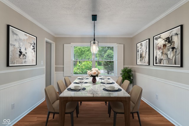 10184 Lakeshore Dr E, Carmel, IN 46033 - dining area featuring a textured ceiling, wainscoting, wood finished floors, and crown molding