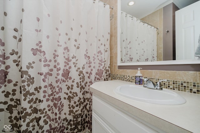 20 Druid Hill Ct, Carmel, IN 46032 - full bathroom featuring vanity, tasteful backsplash, and a shower with curtain