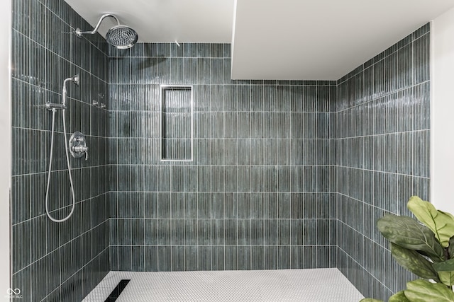 316 Ohmer Ave, Indianapolis, IN 46219 - full bathroom with a tile shower