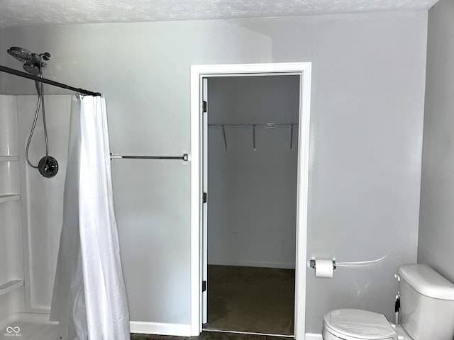 8287 Falkirk Dr, Avon, IN 46123 - bathroom featuring a shower with shower curtain, a textured ceiling, and a spacious closet