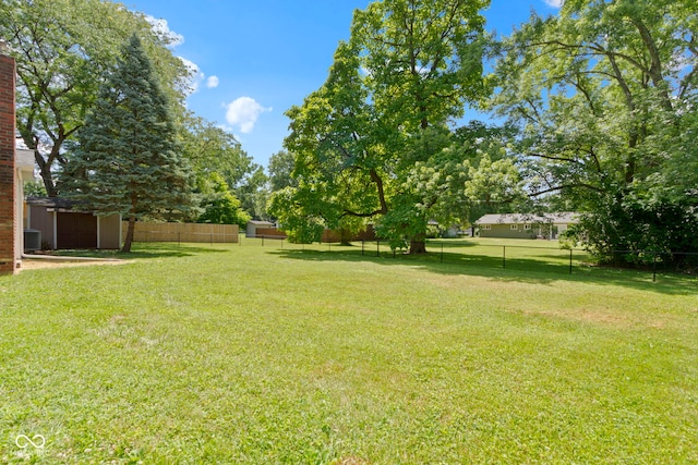 4143 E 61st St, Indianapolis, IN 46220 - view of yard featuring an outdoor structure