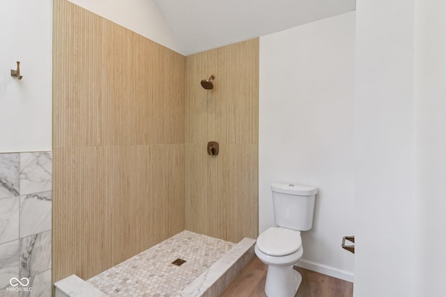 11845 Discovery Cir, Indianapolis, IN 46236 - bathroom featuring tiled shower, vaulted ceiling, and wood finished floors