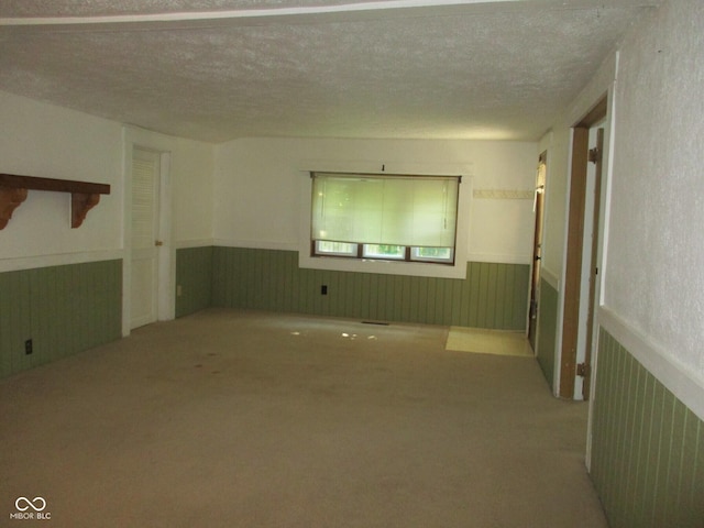 302 Lincoln St, Crawfordsville, IN 47933 - carpeted spare room featuring a wainscoted wall and a textured ceiling