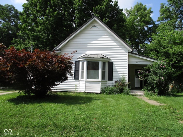 302 Lincoln St, Crawfordsville, IN 47933 - view of front facade with a front yard