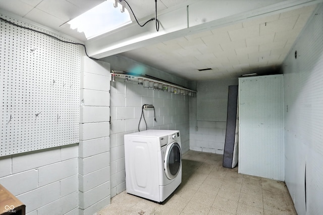 5560 Royal Oak Ct, Indianapolis, IN 46227 - laundry room with washer / clothes dryer and concrete block wall