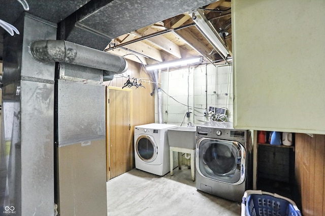 5560 Royal Oak Ct, Indianapolis, IN 46227 - laundry room featuring washing machine and clothes dryer