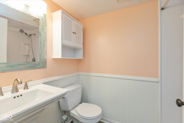 5038 Hawthorne Way, Avon, IN 46123 - full bath featuring a wainscoted wall, a shower, and a textured ceiling