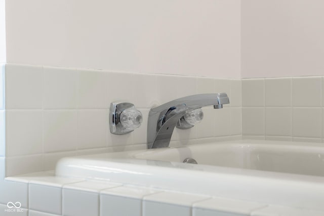 3905 Cove Rd, Columbus, IN 47203 - bathroom view of a garden tub