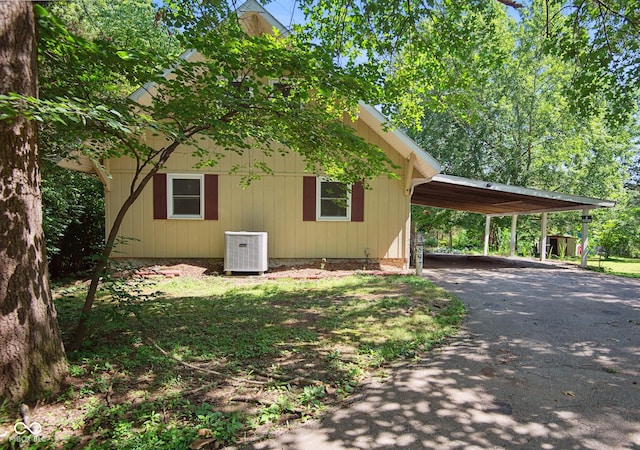 897 Wildwood Rd, North Vernon, IN 47265 - view of side of home featuring driveway and an attached carport