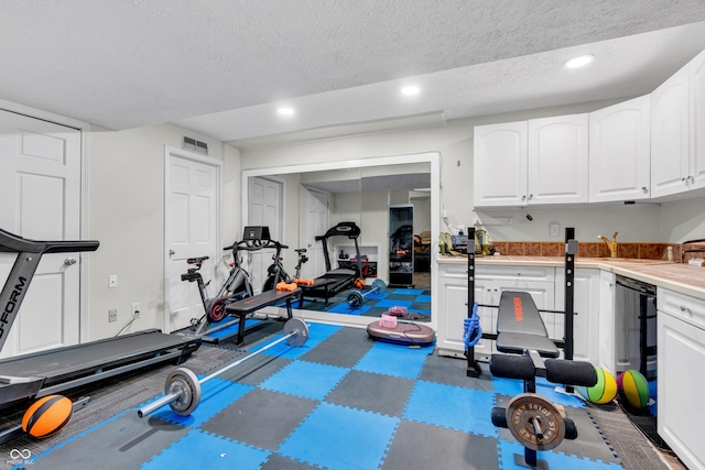 10249 Winlee Ct, Indianapolis, IN 46236 - exercise area with a textured ceiling and recessed lighting