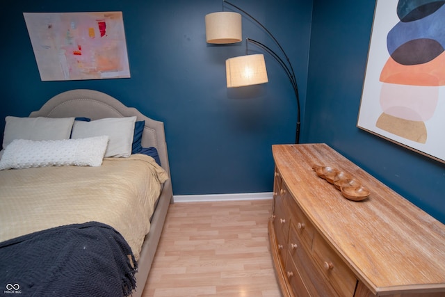 6118 Thrushwood Cir, Indianapolis, IN 46250 - bedroom featuring light wood-style flooring and baseboards
