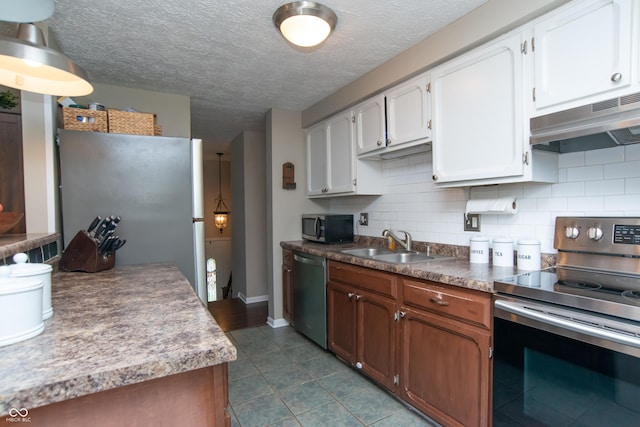 6118 Thrushwood Cir, Indianapolis, IN 46250 - kitchen featuring stainless steel appliances, under cabinet range hood, backsplash, and white cabinetry