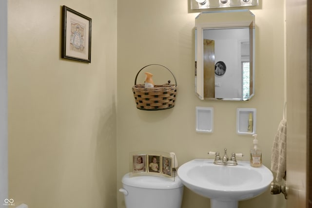 6880 S 850 E, Zionsville, IN 46077 - bathroom with toilet and a sink