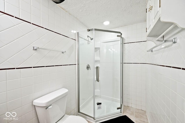 1093 Springwater Dr, Greenwood, IN 46143 - bathroom with tile walls, a shower stall, and a textured ceiling