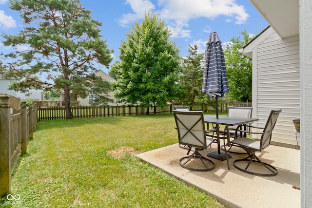 5034 Aspen Crest Ln, Indianapolis, IN 46254 - fenced backyard with a patio and outdoor dining area