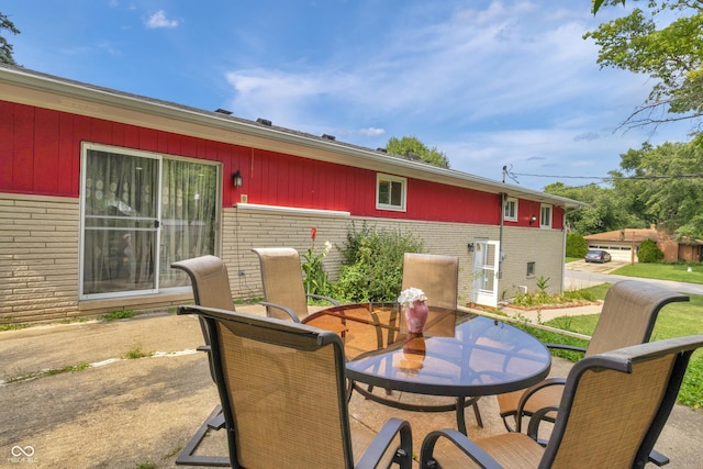 157 E Hill Valley Dr, Indianapolis, IN 46227 - view of patio with outdoor dining space