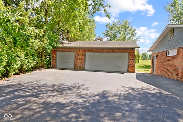 812 Eaglewood Dr, Zionsville, IN 46077 - garage with driveway