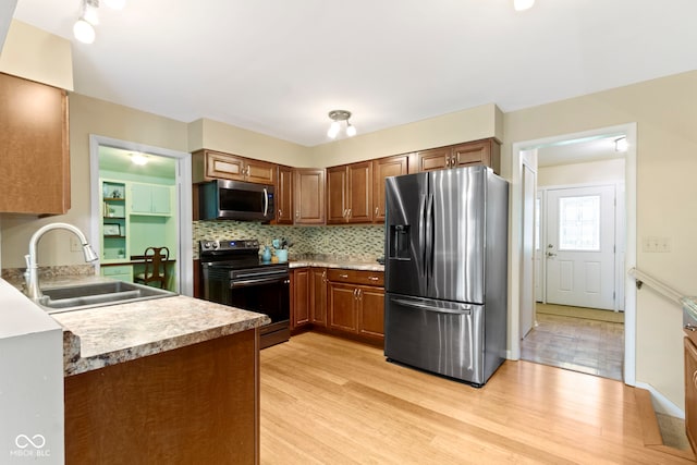 812 Eaglewood Dr, Zionsville, IN 46077 - kitchen with appliances with stainless steel finishes, light wood-style flooring, light countertops, and tasteful backsplash