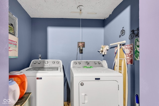 3909 Richelieu Ct, Indianapolis, IN 46226 - laundry area with washer and clothes dryer and a textured ceiling