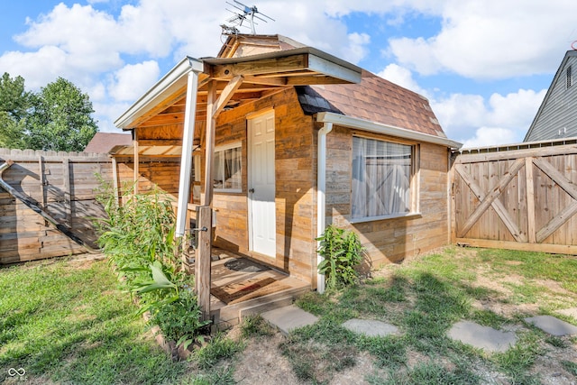1058 Creekwood Ln, Franklin, IN 46131 - view of outbuilding with a fenced backyard and a gate