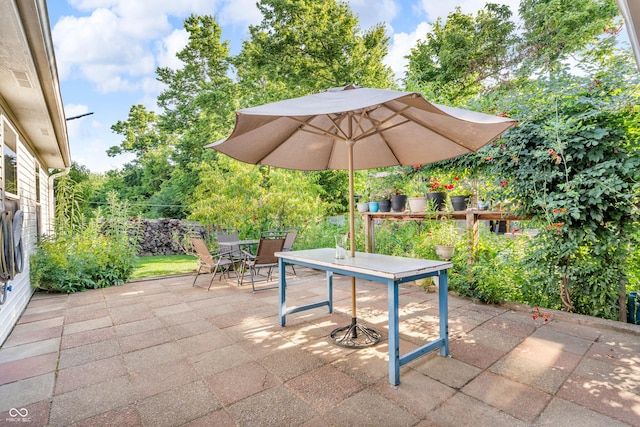 1058 Creekwood Ln, Franklin, IN 46131 - view of patio with outdoor dining area