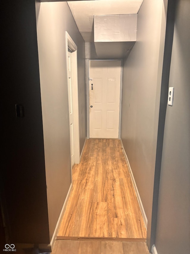 543 N Oakland Ave, Indianapolis, IN 46201 - hall featuring wood finished floors and baseboards